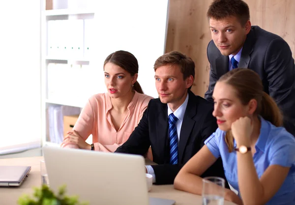 Incontro d'affari - manager che discute il lavoro con i colleghi — Foto Stock