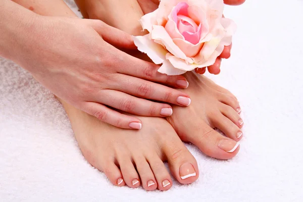 Pedicure op benen en mooie manicure op handen close-up — Stockfoto