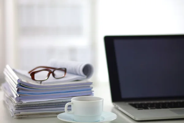 Uma pilha de papéis na mesa com um computador — Fotografia de Stock