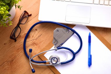 Stetoskop laptop klavye üzerinde. Kavram 3d görüntü