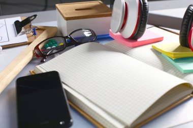 Küçük kumbara para koyarak işadamı