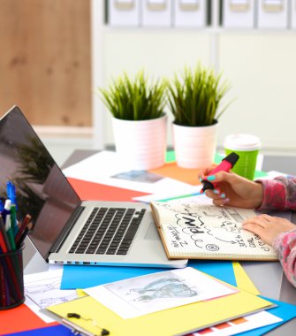 genç kız tasarımcı bilgisayarda çalışıyor