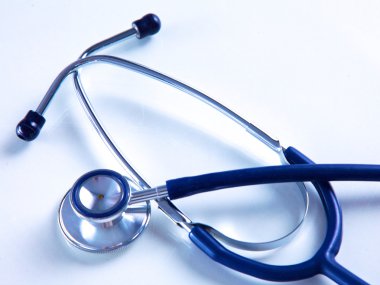 Beyaz bir arka plan üzerinde sağlık stetoskop kapatın