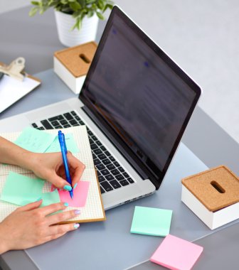 bir dizüstü bilgisayarda çalışan genç iş kadını