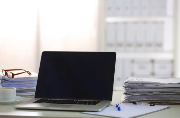 Una pila di carte sulla scrivania con un computer — Foto Stock