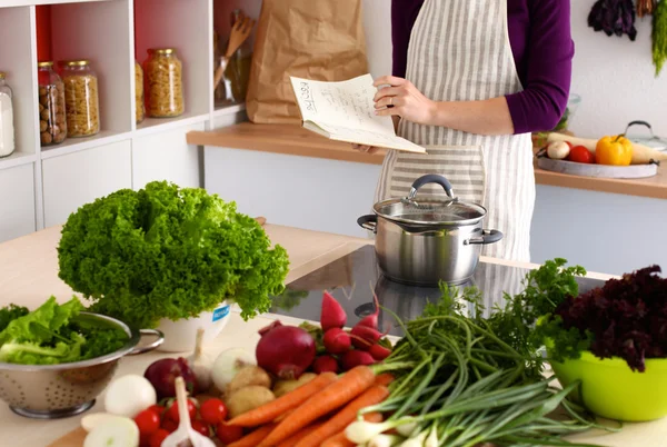 野菜サラダ - クローズ アップ ショットの準備の手を調理します。 — ストック写真