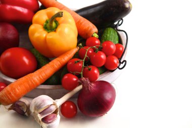 Çeşitli ham organik sebze ahşap masa ile kompozisyon