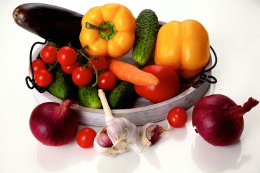 Çeşitli ham organik sebze ahşap masa ile kompozisyon