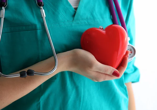 Femeie doctor cu stetoscop și inimă — Fotografie, imagine de stoc