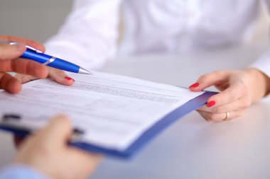 Tablo sallayarak, iş toplantısı akdi eller