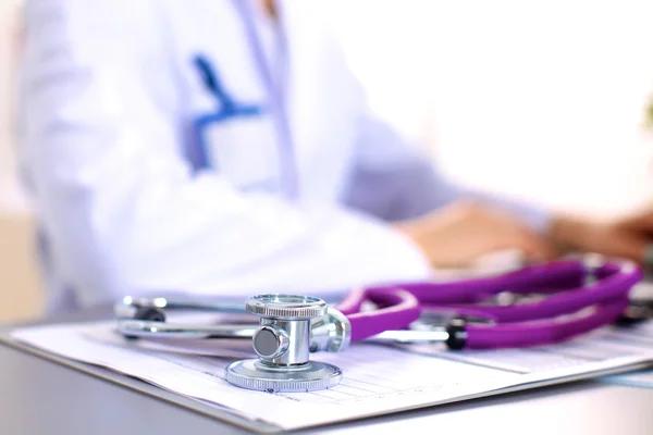 Young doctor at the table is receiving patient — Stock Photo, Image