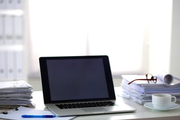 Tabulka Office s prázdný Poznámkový blok a laptop — Stock fotografie