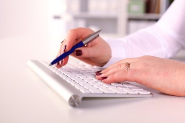 Klavyede yazan kadın ofis çalışanı