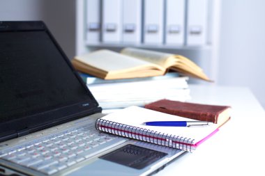 Ofis Masaları boş not defteri ve dizüstü bilgisayar ile