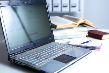 Ofis Masaları boş not defteri ve dizüstü bilgisayar ile