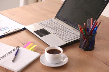 Ofis Masaları boş not defteri ve dizüstü bilgisayar ile