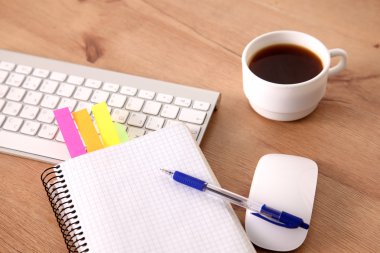 Ofis Masaları boş not defteri ve dizüstü bilgisayar ile