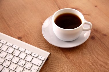 Ofis Masaları boş not defteri ve dizüstü bilgisayar ile