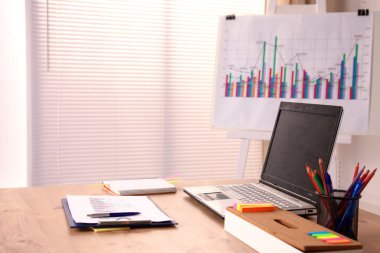 Ofis Masaları boş not defteri ve dizüstü bilgisayar ile