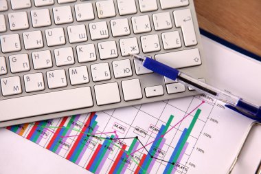 Ofis Masaları boş not defteri ve dizüstü bilgisayar ile