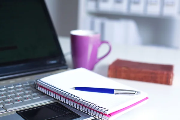 Office tabel met lege Kladblok en laptop — Stockfoto