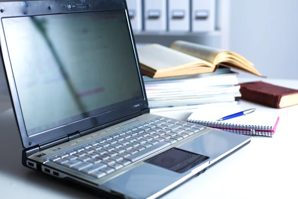 Ofis Masaları boş not defteri ve dizüstü bilgisayar ile