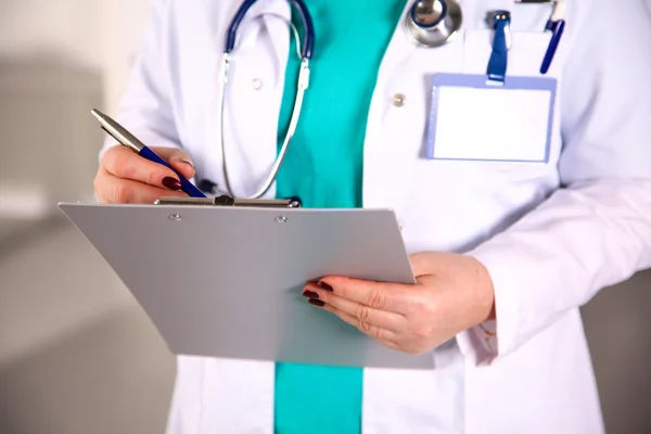 Retrato de médico feliz mujer en el consultorio — Foto de Stock