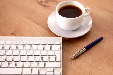 Ofis Masaları boş not defteri ve dizüstü bilgisayar ile