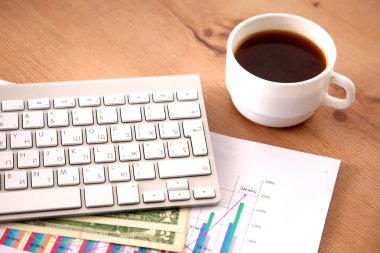 Ofis Masaları boş not defteri ve dizüstü bilgisayar ile