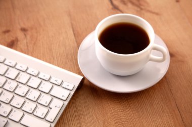Ofis Masaları boş not defteri ve dizüstü bilgisayar ile