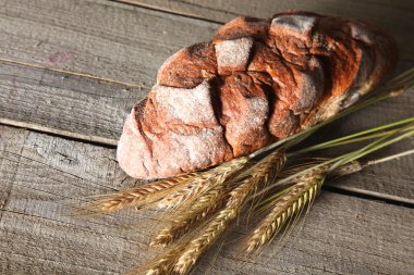 rustik kaşarlı ekmek ve buğday kulaklara koyu ahşap bir masa