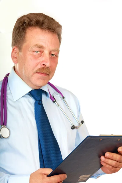 Πορτρέτο closeup ενός γιατρού με στηθοσκόπιο κρατώντας φάκελο — Φωτογραφία Αρχείου