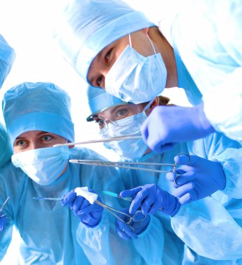 takım cerrah üniformalı bir hastanın kalp cerrahisi kliniğinde işlemi gerçekleştirmek