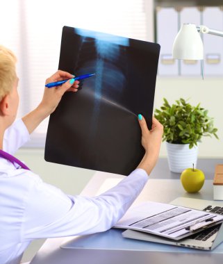 ofiste mutlu tıp doktoru kadın portresi