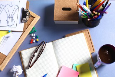 Ofis Masaları boş not defteri ve dizüstü bilgisayar ile