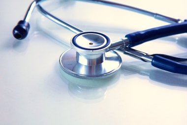 Beyaz bir arka plan üzerinde sağlık stetoskop kapatın