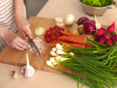 Genç kadın mutfakta yemek pişiriyor. Sağlıklı Yemek