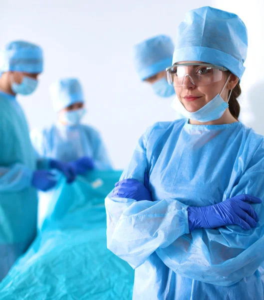 Equipe de cirurgião em uniforme realizar operação em um paciente na clínica de cirurgia cardíaca — Fotografia de Stock