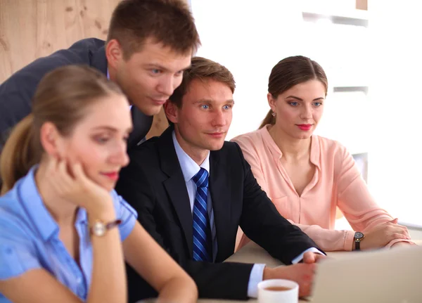 Geschäftstreffen - Manager bespricht Arbeit mit Kollegen — Stockfoto