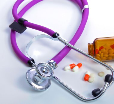 Beyaz arka plan üzerinde izole hapları ile sağlık stetoskop