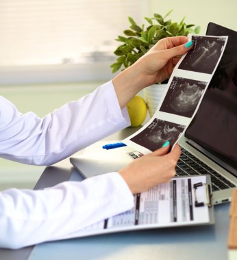 ofiste mutlu tıp doktoru kadın portresi