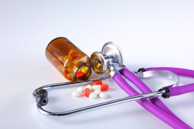 Beyaz arka plan üzerinde izole hapları ile sağlık stetoskop