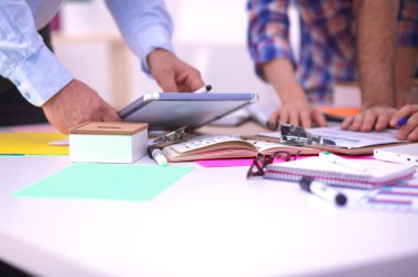 Close-Up üç genç yaratıcı tasarımcılar birlikte proje üzerinde çalışıyor. Takım çalışması