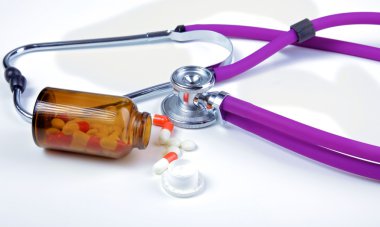 Beyaz arka plan üzerinde izole hapları ile sağlık stetoskop