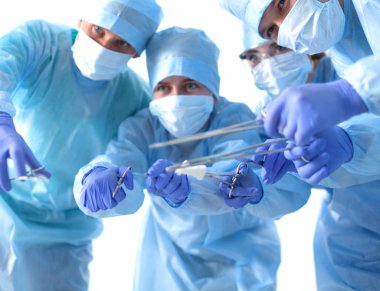 takım cerrah üniformalı bir hastanın kalp cerrahisi kliniğinde işlemi gerçekleştirmek