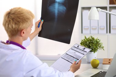 ofiste mutlu tıp doktoru kadın portresi