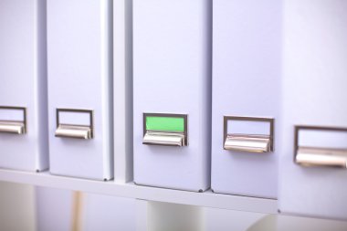 Dosya klasörleri, arka planda raflarda duran