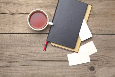 Ahşap Ofis Masası kalem ve çay Kupası ile boş kartvizit