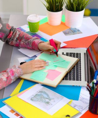 designer Resepsiyon Dijital dönüştürücü kullanarak ofisinde çalışan