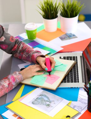 designer Resepsiyon Dijital dönüştürücü kullanarak ofisinde çalışan